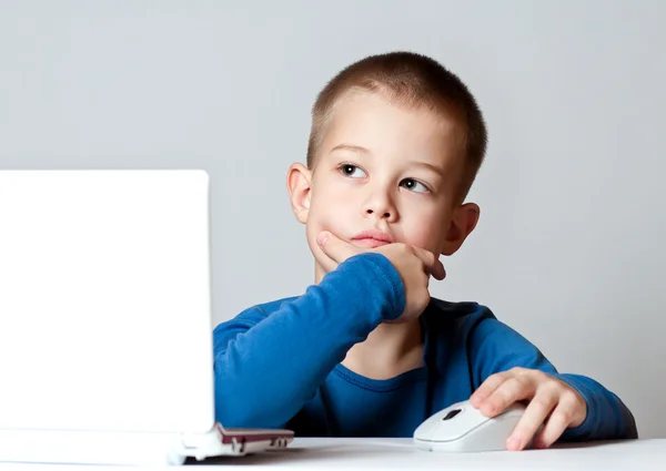 Χαμόγελο αγόρι επιχείρηση λειτουργεί χρησιμοποιώντας φορητό υπολογιστή, να απομονώνεται πάνω από λευκό — Φωτογραφία Αρχείου