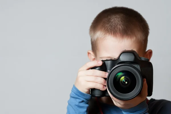 Little Boy sosteniendo la cámara y tomando fotos —  Fotos de Stock