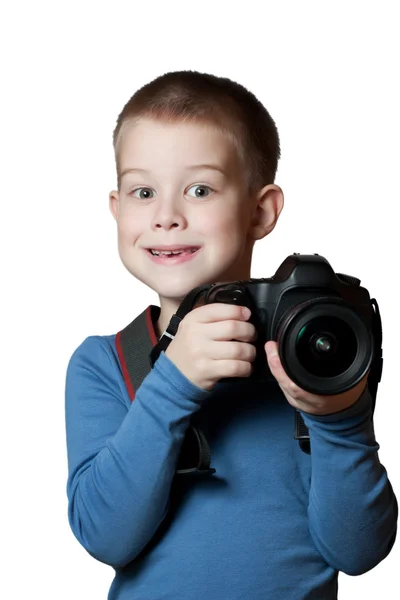 Mały chłopiec trzyma aparat i biorąc Zdjęcie — Zdjęcie stockowe
