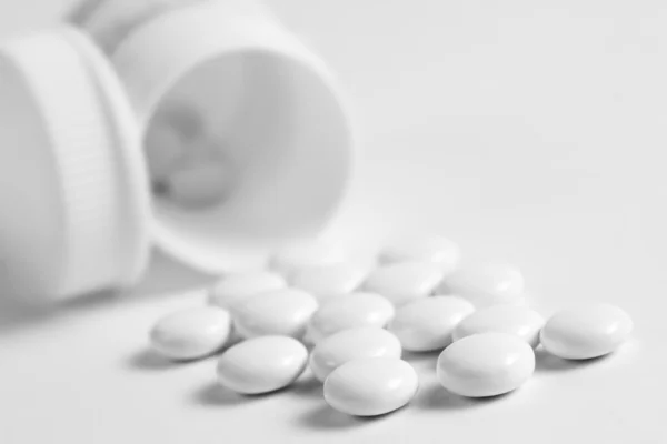 Pillole isolate su bianco — Foto Stock