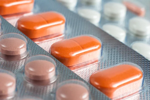 Confezioni di pillole isolate su sfondo bianco. — Foto Stock