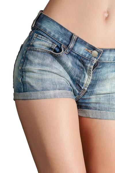 Sexig kvinna kropp i jeansshorts — Stockfoto