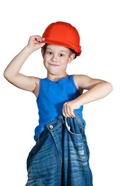 Mały chłopiec z twardym kapeluszu i w zbyt wielkim dżinsy — Zdjęcie stockowe