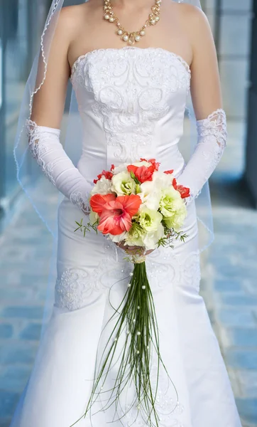 A menyasszonyi csokor a kezét a menyasszony — Stock Fotó