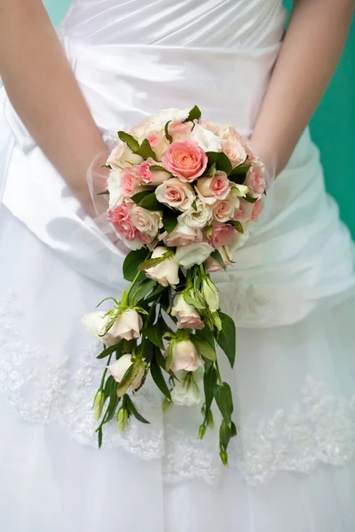 Bruids boeket in de handen van de bruid — Stockfoto