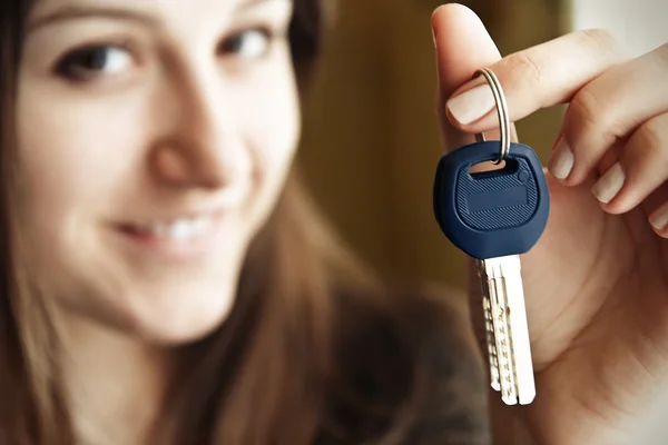 Happy woman holding new key — Stock Photo, Image