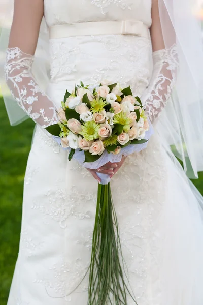 A menyasszonyi csokor a kezét a menyasszony — Stock Fotó