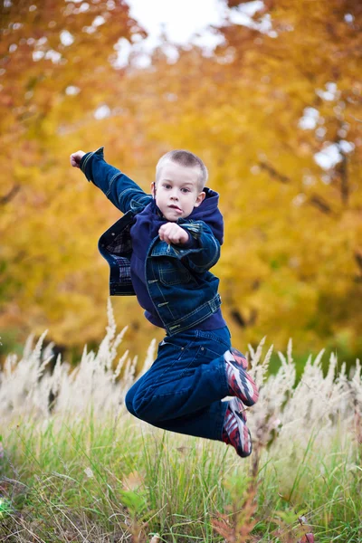 Hoppande pojke — Stockfoto