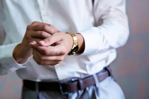 Mãos de homem com relógio — Fotografia de Stock