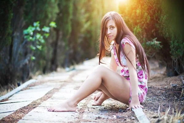 Beautiful young woman enjoys sun beams — Stock Photo, Image