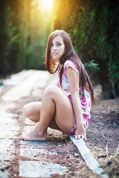 Krásná mladá žena se těší slunečních paprsků — Stock fotografie