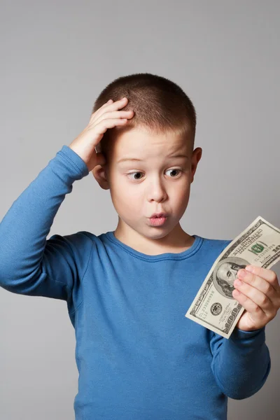 Pequeño niño sosteniendo un dólar — Foto de Stock