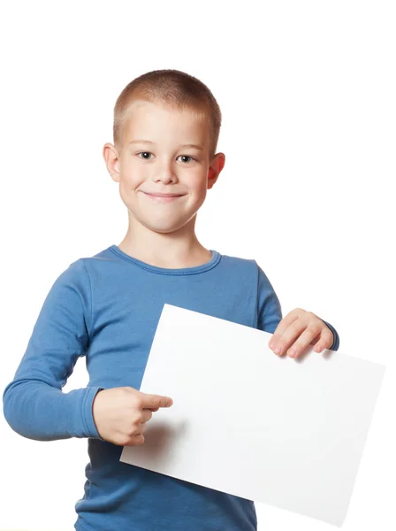 Uśmiechnięty chłopiec gospodarstwa papieru puste — Zdjęcie stockowe