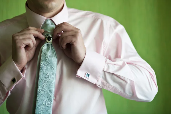 Man drar sin slips — Stockfoto