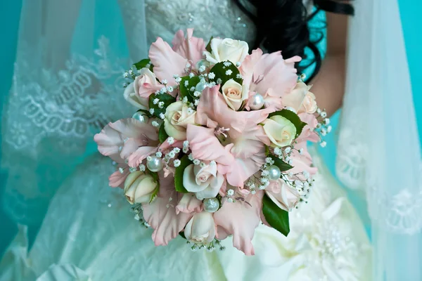 Mariée tenant un bouquet de mariage — Photo