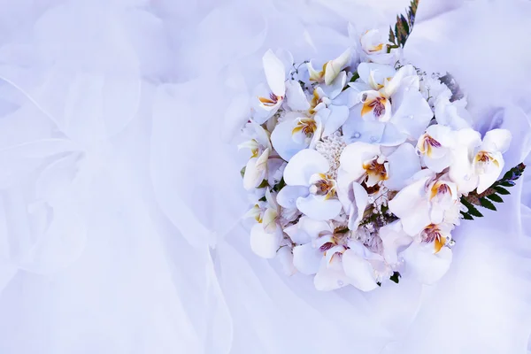 Bukiet kwiatów i suknia ślubna — Zdjęcie stockowe