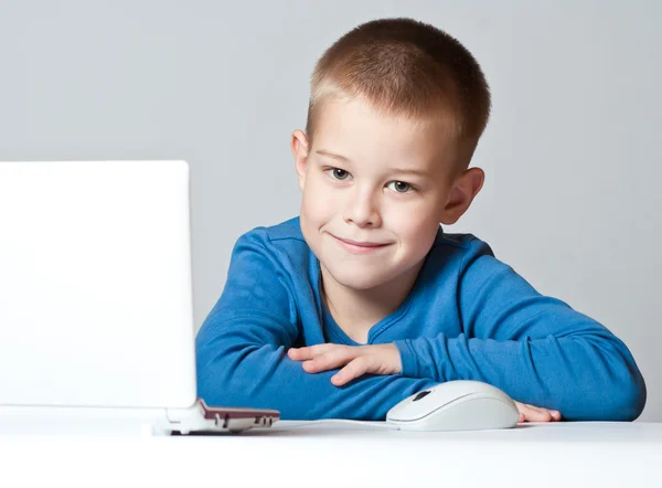 Χαμόγελο αγόρι επιχείρηση λειτουργεί χρησιμοποιώντας φορητό υπολογιστή — Φωτογραφία Αρχείου