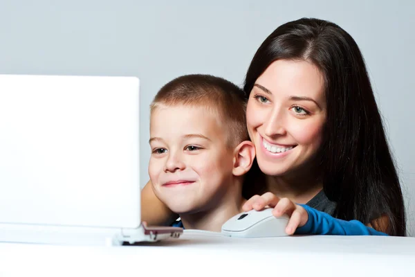 Mor och son arbetar med laptop — Stockfoto
