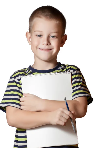 Улыбающийся мальчик держит пустую бумагу — стоковое фото