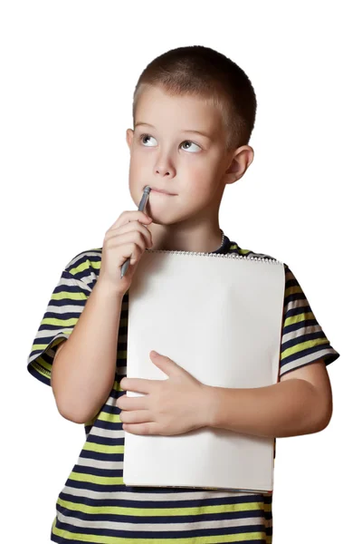 Улыбающийся мальчик держит пустую бумагу — стоковое фото