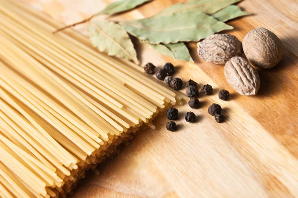 Rohe Pasta auf Holz Hintergrund Textur — Stockfoto