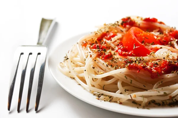 Spaghetti na białym talerzu — Zdjęcie stockowe