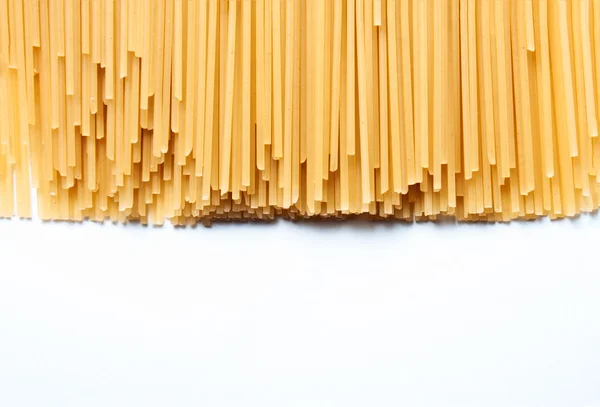 Rohe Pasta auf weißem Hintergrund — Stockfoto