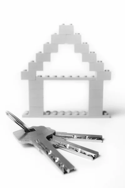 Schlüssel mit Haus im Hintergrund — Stockfoto