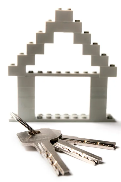 Schlüssel mit Haus im Hintergrund — Stockfoto