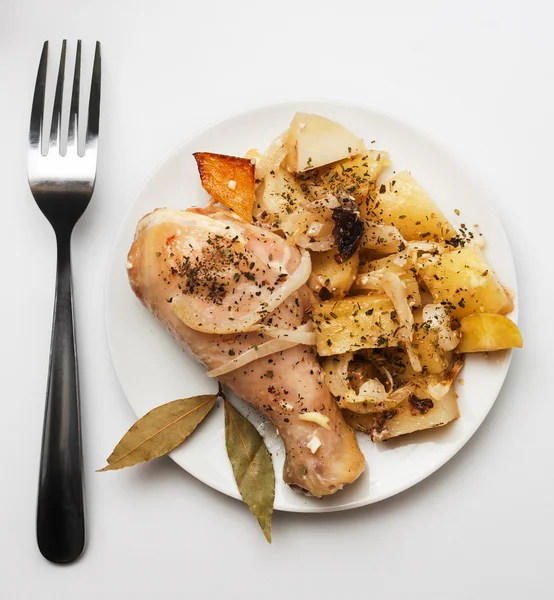 Asas de frango grelhadas servidas com batata — Fotografia de Stock