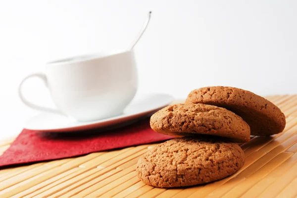 Bir fincan kahve ve yulaf ezmesi kurabiye — Stok fotoğraf