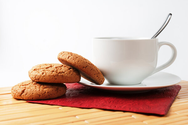 Чашка кофе и овсяное печенье
