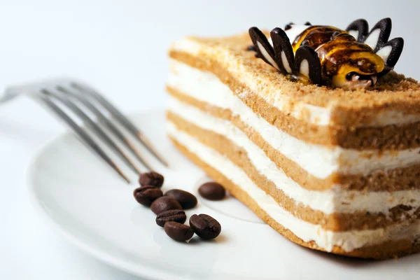 Вкусный торт с кофейными зёрнами — стоковое фото