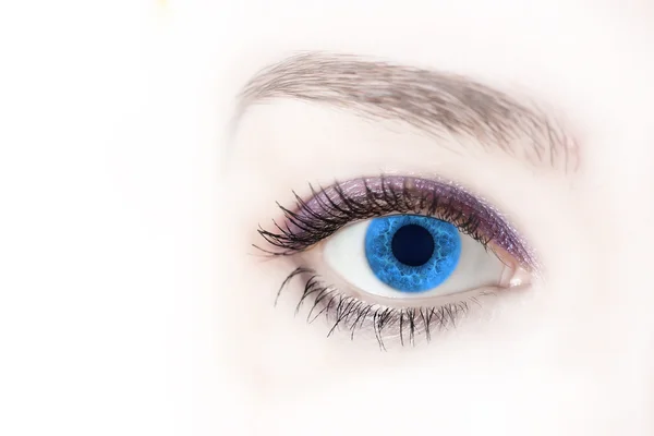 Kaunis naisen sininen silmä muotokuva — kuvapankkivalokuva
