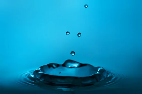 Капля воды близко — стоковое фото