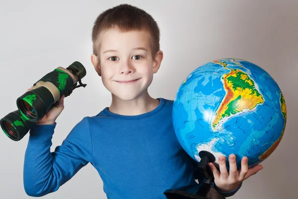 地球を持つ少年 — ストック写真