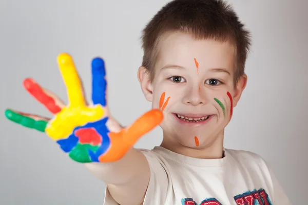 Criança mostrando suas mãos coloridas — Fotografia de Stock