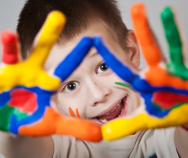 Dítě ukazuje barevné ruce — Stock fotografie