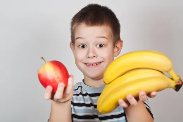 Kleine jongen bedrijf vruchten — Stockfoto