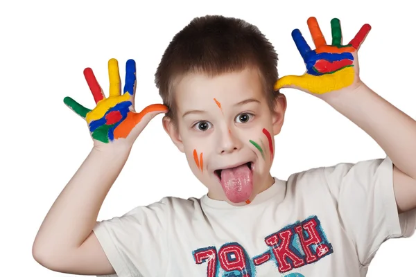 Ребенок показывает свои цветные руки — стоковое фото