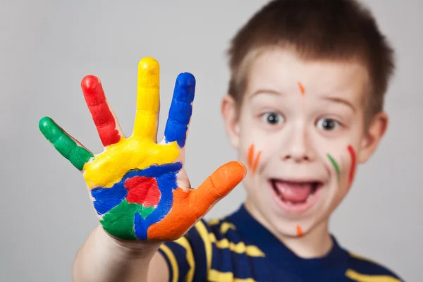 Barnet visar hans färgade händer — Stockfoto