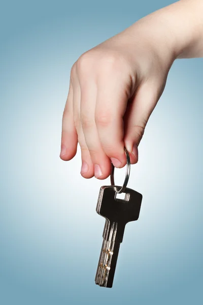 Hand som håller nycklarna — Stockfoto