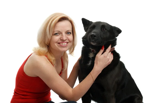 Улыбающаяся женщина с собакой — стоковое фото
