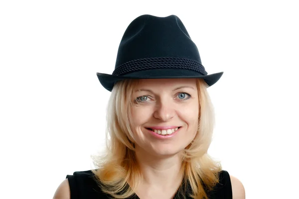 Χαμογελαστή γυναίκα με ένα μαύρο καπέλο — Φωτογραφία Αρχείου