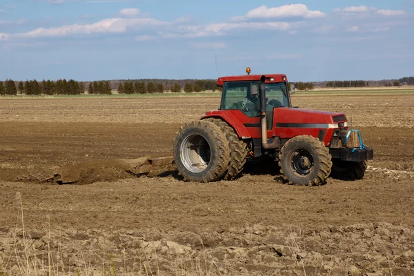 Jordbrukslandskapet. traktor plöjer fälten — Stockfoto
