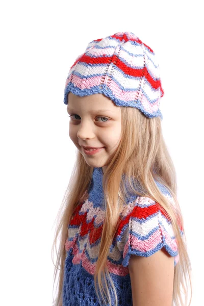 Sorridente bambina in cappello lavorato a maglia — Foto Stock