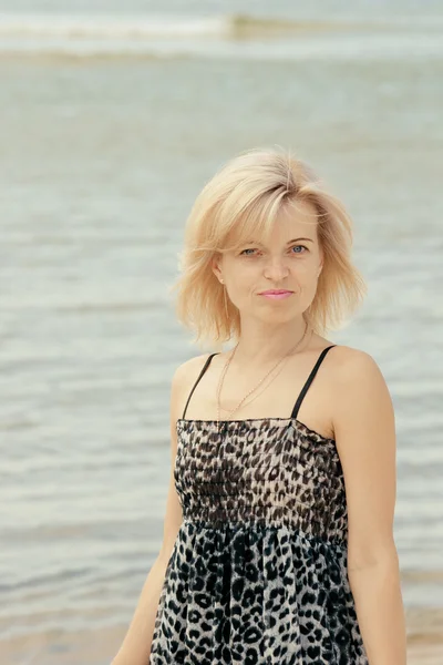 Piękna kobieta, pozowanie na plaży — Zdjęcie stockowe