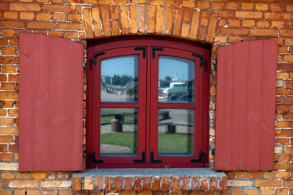 Vintage houten venster op rode bakstenen muur — Stockfoto