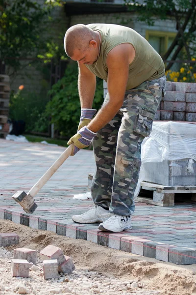 工人，砖混凝土摊铺机 — 图库照片
