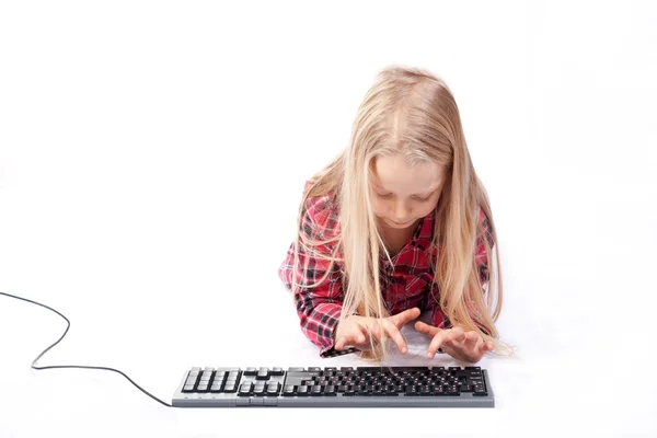 Liten flicka med hjälp av dator — Stockfoto